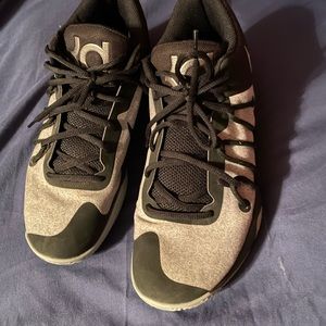 Kevin Durant ball shoes 9.5